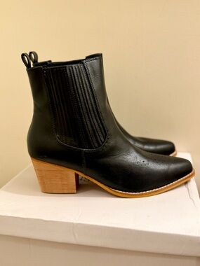 NIB! MM Black Leather Chelsea Boots